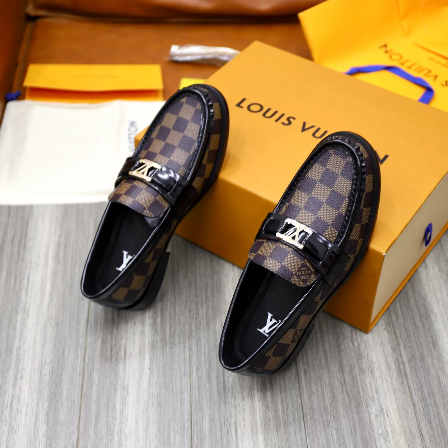Men's Men's Shoes💰💰920LV Louis Vuitton Slip-on Loafers, top quality products from Guangzhou, ready for sale! This LV Glove loafer is made of selected soft cowhide, with a slightly wrinkled leather surface and a very high-end texture. Each pair is unique. The leather surface is light and soft, with a fine texture and good luster. It is a classic loafer style, with exquisite handmade mark stitching on the toe, and a square toe configuration to highlight the classic style. The horizontal band has hot-printed LV three-dimensional letters, semi-solid handcrafts and a genuine leather outsole, and a rubber patch on the heel to create wear-resistant performance and comfort. One of the must-have loafers for men! Comes with full original packaging! Code number: 38-39-40-41-42-43-44 (38, 45, 46 customized) standard leather shoe code